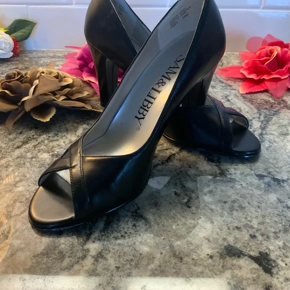 Ladies black high heels by spasm and Libby. Size 6M - Picture 6 of 6